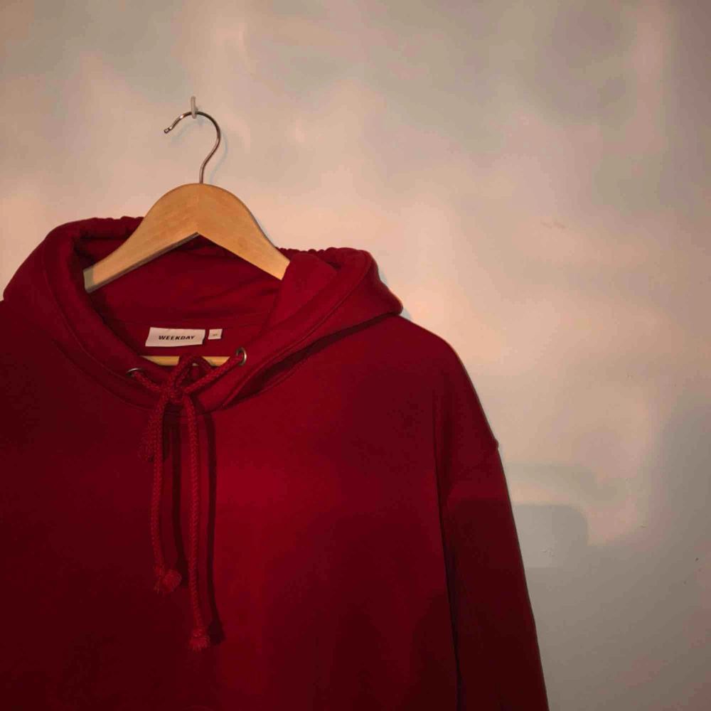 säljer min röda skit snygga hoodie från weekday😩 tyvärr kommer den inte till användning😢 väldigt sparsamt använd❤️ de är en xs, men den är väldigt oversized🌻 frakt ingår i priset💌 (spårbar frakt). Tröjor & Koftor.