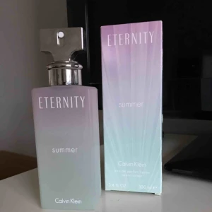  - En fräsch och god parfym. Mer än hälften kvar. Säljer pga att jag inte har använt den på ett tag, det känns onödigt att den bara ska ligga i en låda. 