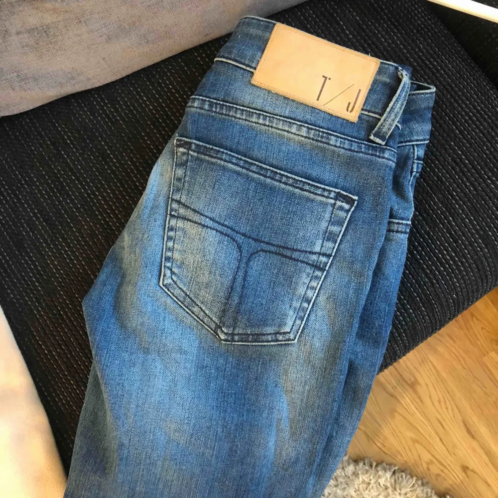 Lågmidjade blå jeans från Tiger Of Sweden! Använda max 2 ggr . Jeans & Byxor.