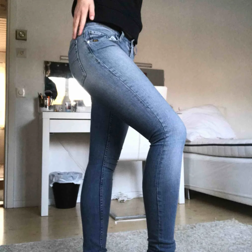 Ett par Tiger of Sweden jeans i väldigt bra skick! Köptes nya för cirka 2 år sedan men säljer nu pga de blivit lite för små. Fraktar endast där köparen står för fraktavgiften!💖. Jeans & Byxor.