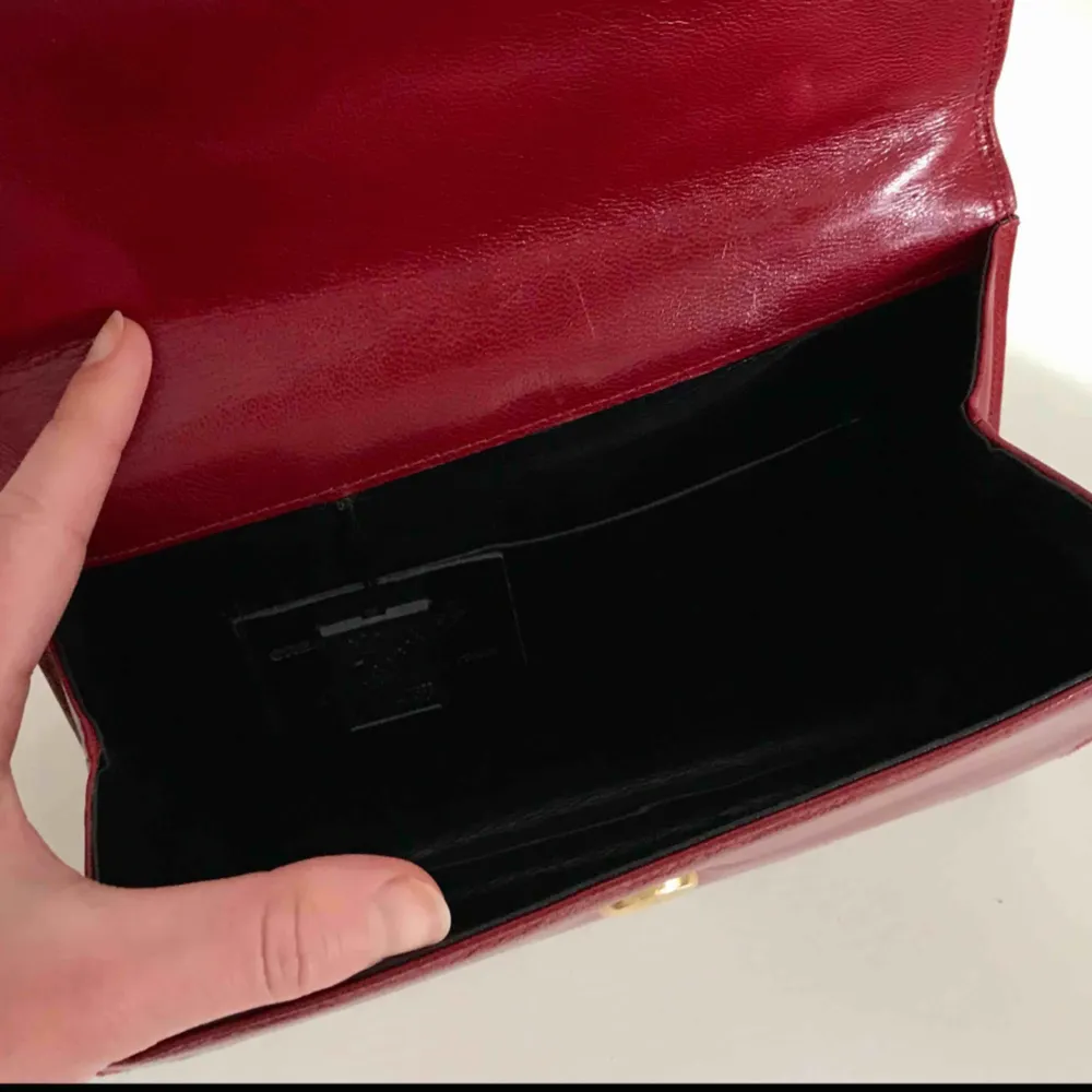 Vintage Lexiapel italienskt mörkröd läderaftonväska med monogram metall. Familjearv. Mycket fint skick då den knappt är använd. Storlek ca 20 x 15 cm.. Accessoarer.