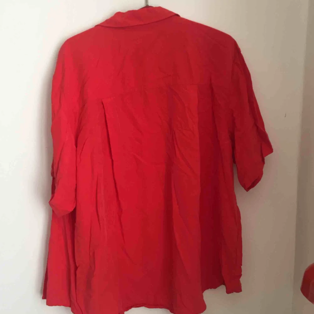 Oversize Skjorta från Weekday, stl L. Härlig röd färg!  130 inkl frakt :) . Skjortor.