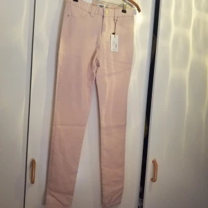  - Ljusrosa stuprörsjeans, helt nya