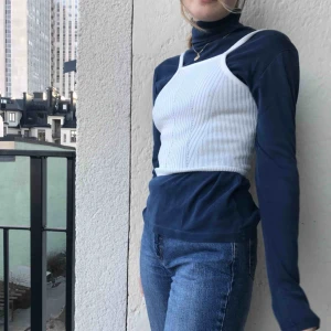  - Skitsnygg polo i marinblått som passar till allt! Fint skick. Mysigt material och väldigt bekväm. 💓Frakt tillkommer! Annars möts vi på söder! 💚💛🧡