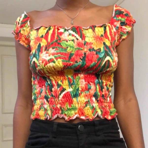  - min förra favvo tröja!! väldigt passande till sommaren då den ger somriga vibes 🌷säljer pga inte längre kommer till användning,,, drf söker den en ny ägare 💌