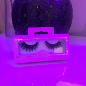  - Lösögonfransar från house of lashes, använda en gång men tyckte inte att dom passade mitt öga tyvärr ❣️