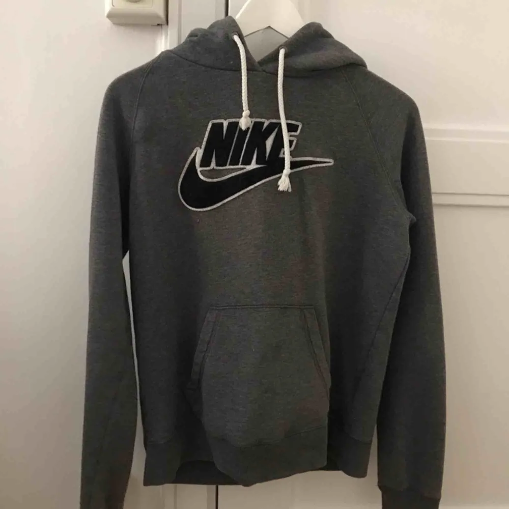 Nike hoodie använd fåtal gånger. Möts upp i Stockholm. . Hoodies.