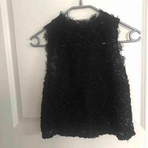 - Söt topp från zara. Spets/virkad