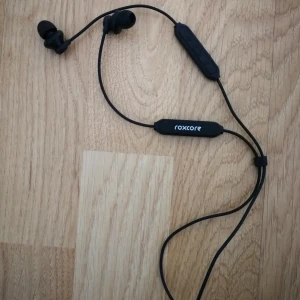  - Säljer ett par rätt nya bluetooth hörlurar. Knappt använda.  Fungerar hur bra som helst!! säljer pga har andra hörlurar.  Laddsladd och andra storlekar på öronsnäckorna ingår.   Köptes för 300kr.