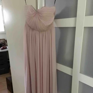  - Oanvänd ljusrosa chiffongklänning från H&M i storlek 36. Kan användas både med och utan axelband (dessa ingår ej). Möts upp i Haninge eller skickas mot fraktkostnad.