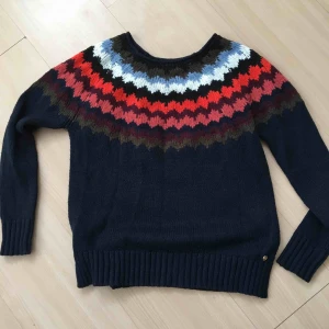  - Fint stickat tröja som passar bra med jeans men lika bra med en snygg kjol 