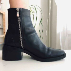  - Nästan helt nya boots/stövletter från Topshop säljes pga jag inte använder dem nog 😭 Nypris 979 kr och använda 1 gång! Äkta skinn, sköna att gå i osv. Klacken är ca 5 cm. Möts upp i Stockholm eller skickas mot en avgift på ca 100 kr! 