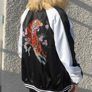  - Superfin sukajan tunn sidenjacka med tigerprints🐯aldrig använd så i helt perfekt skick! Storlek XS i herr-storlekar men sitter rätt baggy och oversized på mig som är en XS-S i dam-storlekar. 