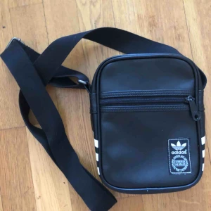  - Axelremsväska från Adidas, måtten är ca 28x23 cm, frakt ingår i priset!
