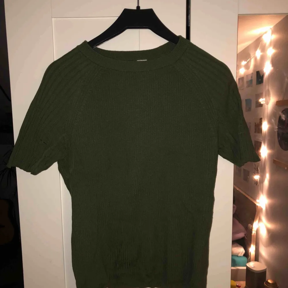 Basic grön tröja. Väldigt skön och sitter bra. Köparen står för frakten, kan mötas upp i Lund. T-shirts.