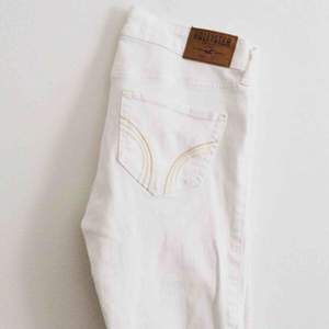 Säljer nu mina vita Hollister jeans som från början kostat 399 Köparen står för frakten  