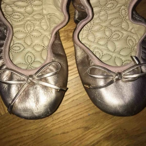  - Rosé guldiga ballerina skor! Supersöta o i super bra skick. Dom går att vika ihop vilket är jätte praktiskt. Dom är små i storleken alltså mer som en 38a än en 39a💕 köpare står för frakt!