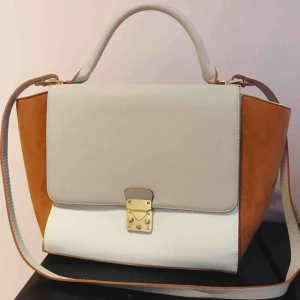  - En jätte fin aldrig använd väska från zara. Ny pris 399 SEK. Säljs nu för endast 100. Köparen står för frakt. Kan mötas under vardagar i Flen, Katrineholm och eskilstuna. Helger i Stockholm.