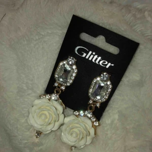  - Säljer ett par jättefina örhängen från Glitter! Perfekt till bal eller till finare tillställning.   Köptes 2018 för & har använts ca 1 gång (testad ca 4 gånger)   Värt att nämna är att de är relativt tunga  Originalpris 130kr