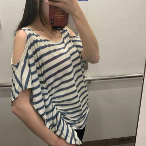  - Topp i storlek L, fin skick, finns i Odenplan, kan skicka via post, 20kr på frakt