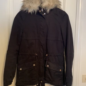 Hm jacka  - Säljer för den har blivit för liten för mig ,storlek 34. Säljer för 150 kr,köparen står för frakt. I väldigt bra skick 