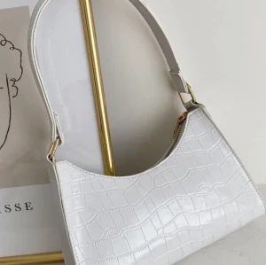 Väska  - Helt ny väska säljes! Buda i kommentarerna❤️ Tacksam om ni bara budar ifall ni är seriösa och tror att ni vill köpa den! 