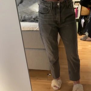 Gråa jeans från zara  - Säljer dessa snygga jeans pga för stora för mig! Strl. 38 
