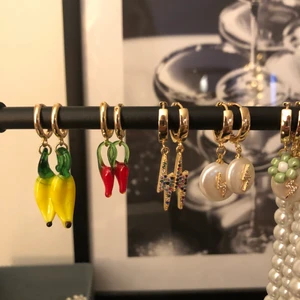 Guldpläterade örhängen  - Superfina örhänge med guldpläterade hängen🌟 Banan och chili 100kr set. Blixtarna 130kr set🌟 frakt 11kr 