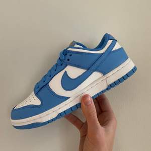 Säljer ett par Nike Dunk Low i färgen Coast/blue. Skorna är i storlek 38EU/7W US. De är oanvända och kan skicka fler bilder och kvitto om så önskas.