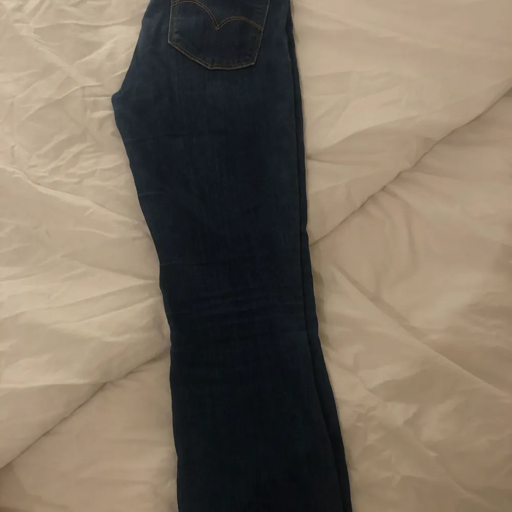 Mörkblå levis jeans med bootcut. Säljes för att dem är för små. Det har även börjat nöta en början till slitningar på innerlåret.. Jeans & Byxor.