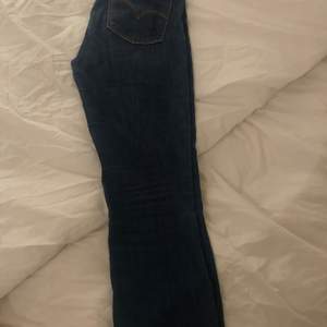 Mörkblå levis jeans med bootcut. Säljes för att dem är för små. Det har även börjat nöta en början till slitningar på innerlåret.