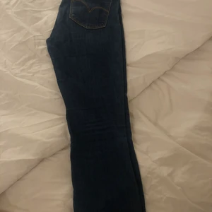 Levis bootcut - Mörkblå levis jeans med bootcut. Säljes för att dem är för små. Det har även börjat nöta en början till slitningar på innerlåret.