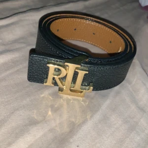 Ralph lauren skärp - Säljer mitt Ralph lauren skärp i storlek S men har gjort extra hål. Frakt 59kr.  Inga skador men man kan se vart jag gjort extrahål då de är lite märken (se sista bilden) . Köpt för 700kr