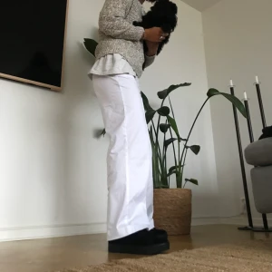 Vita byxor - Jävligt snygga🥵🥵 men säljer för jag aldrig använder dom:( dom är endast genomskinliga om man har svarta underkläder på sig. Passar från xs till large skulle jag säga, beror på hur man vill att de ska sitta💘 jag är 169, dom skulle nog passa bra på någon 167-174 lol budgivning i kommentarerna börjar på 150kr, skriv till mig direkt efter ett bud🥰 bin= 300kr