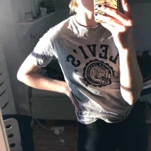 Levis T-shirt - T-shirt från Levis i strl S. 