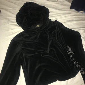 Juicy Couture hoodie - Juicy Couture hoodie i storlek S köpt i USA för länge sen, dock i princip aldrig använd så den är i jättefint skick! 250 kr, eller högsta bud! Köparen står för frakten! 