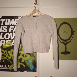 Cardigan brandy melville - Trendig beige cardigan från brandy melville. Mycket liten i storleken. Köparen står för frakten.Samfrakt erbjuds.