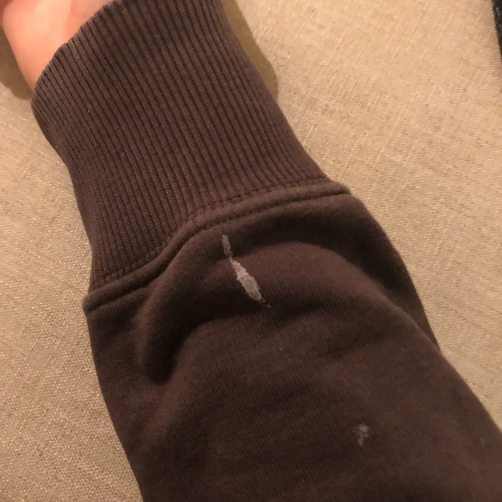 Jättefin brun hoodie i jättebra kvalitet från estate clothing. Storlek S herr, men passar mer som en M. Den har en färgfläck på ena ärmen, inget man tänker på men täcks lätt över genom att kavla upp ärmarna eller brodera nåt/patcha över. SAMFRAKTAR. Hoodies.