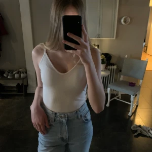 Ribbad body  - Ribbad vit body från Bik bok, fint skick
