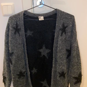 Stickad kofta med mönster - Mjuk fluffig kofta med stjärnor 