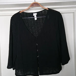 Kofta - Tunn, finstickad kofta i toppskick🌻