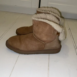UGGs liknande skor  - Supersköna vinterskor som är fodrade och håller varmt på vinter! Använt dessa och de är i fint skick. Säljer de för 99kr. Vid frågor skriv i chatt 💬 privat ☺️ skickas med spårbart frakt som är försäkrad! 
