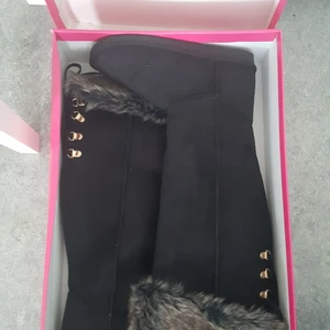 Vinterskor - Vinterstövlar i storlek 6, vilket motsvarar storlek 37. Helt nya, endast provade. Köparen står för frakten (skickar spårbart via postnord) ✨❄