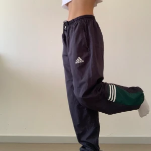 Adidas byxor - Ett par vintage Adidasbyxor byxor som jag hittade på secondhand. Det finns snöre så att man kan dra in midjan. Burits 1 gång tidigare❤️ bud ligger just nu på 280kr