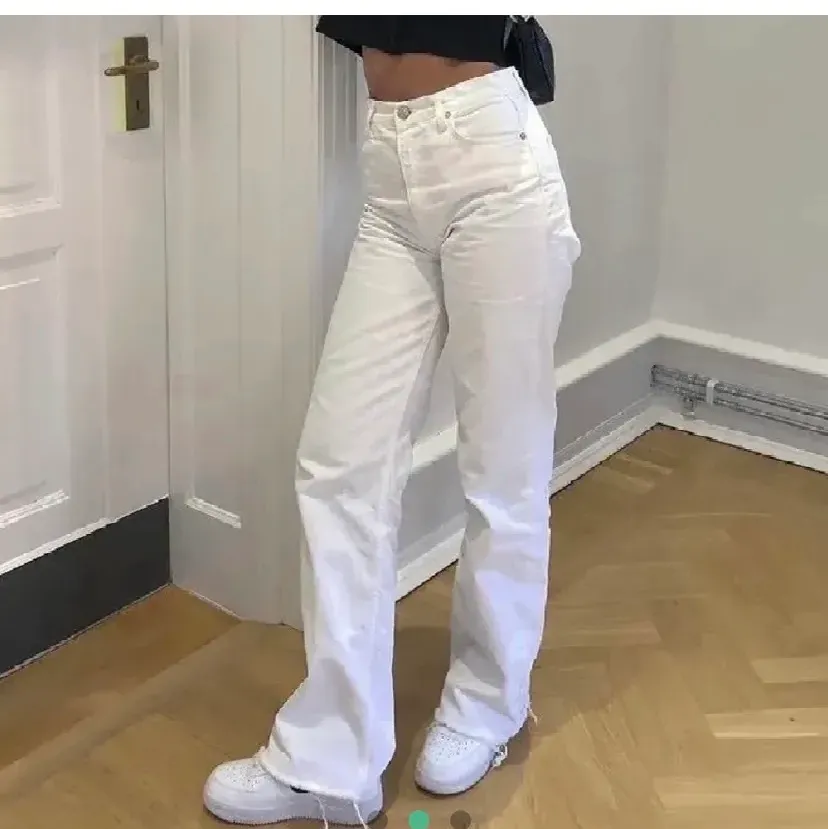 Vita zara jeans med raw cut, frakt betalar köparen💕💕 bud från 200kr. Jeans & Byxor.