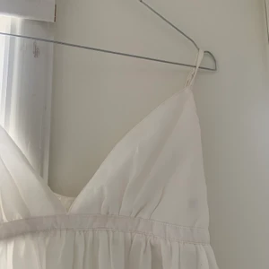 Vitt linne  - Ett vitt urringat linne från bikbok                                                                   Köparen står för frakten 