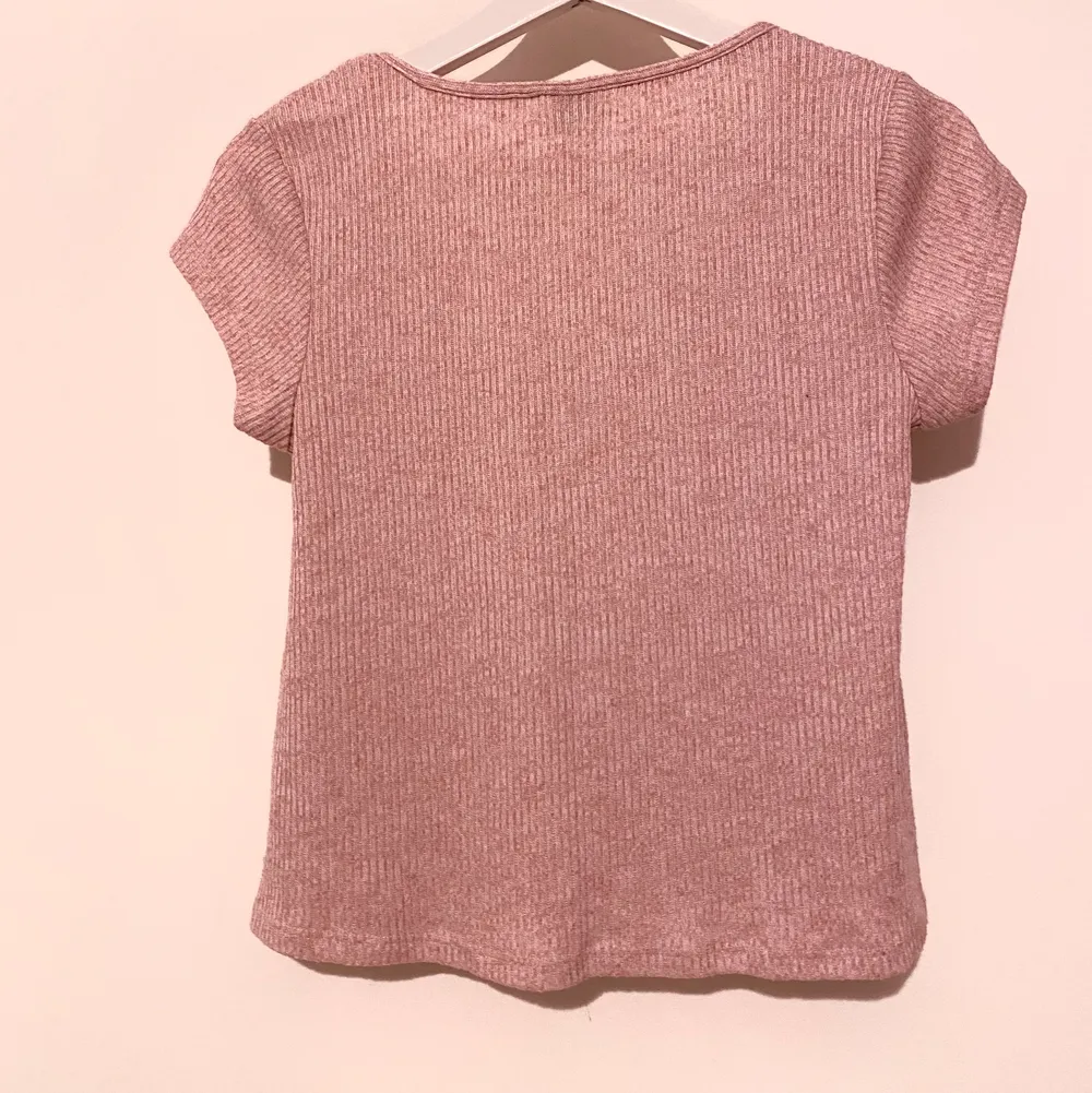 Säljer denna kortärmade tröja som är rosa/nästan babyrosa. Tröjan är lite kortare i modellen, mittemellan en vanlig och magtröja. Storlek Medium. Mjukt material. Sparsamt använd men är fortfarande i gott skick. . T-shirts.