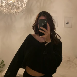 Stickad tröja  - Säljer denna svarta stickade tröja från ginatricot. Tröjan säljs då den inte kommer till användning. Den har inga defekter och är som ny 💞