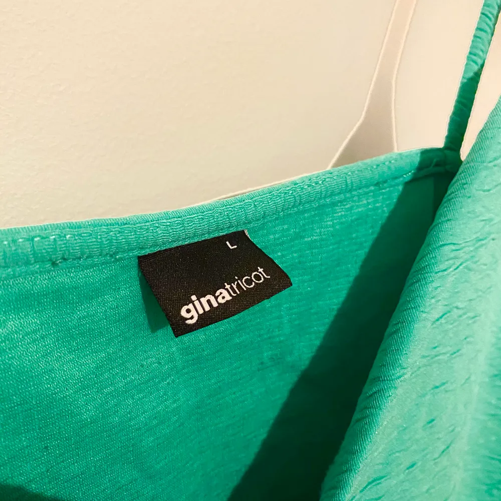Säljer detta gröna linne från Gina. Skönt material. Storlek L men skulle säga att de även passar M. Använd men är i bra skick. . Toppar.
