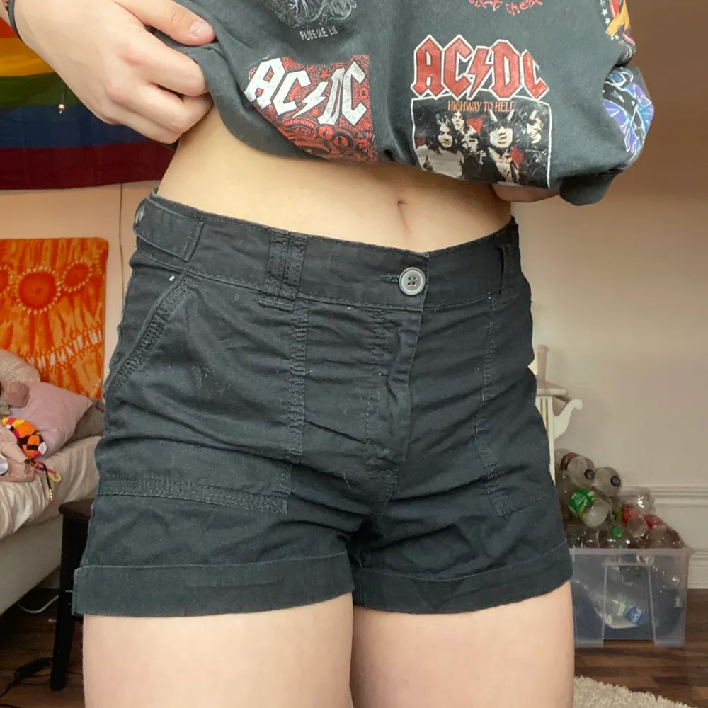 Svarta shorts som inte är min stil längre tyvärr🖤 super coola och snygga⭐️⭐️ . Shorts.